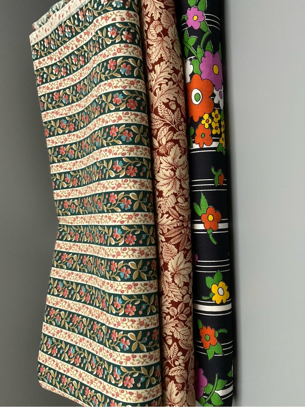 5+ Yards Vintage Multicolor Floral Cotton Fabric Bundle 44" W - Picture 1 of 4